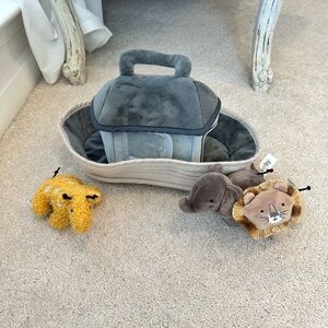 Lambs & Ivy Noah’s Ark Plush Toy - New Like Condition